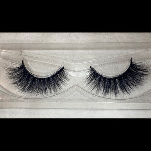 Strip Lashes by @lashedbyj.malave